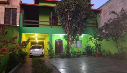 Sobrado á venda possui 302m² com 05 Dormitórios, em Vila Aquino - Santo André.