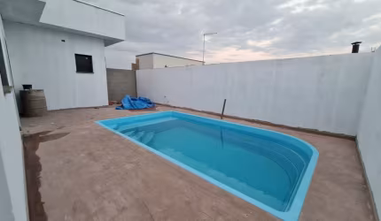 Linda Casa Térrea com 112m2, 03 Dormitórios sendo 01 Suíte, Piscina, Valor 698.Mil.