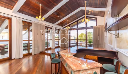Casa de Alto Padrão no Centro de São José dos Pinhais – 460m², 4 suítes, salão de festas, terreno de 1.277m²