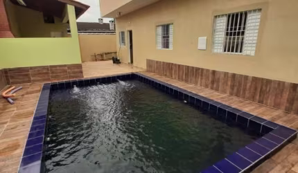 Excelente casa com 3 dormitórios sendo 1 suite área gourmet com piscinapor R$ 650.000.00- Jardim Mar E Sol - Peruíbe/SP
