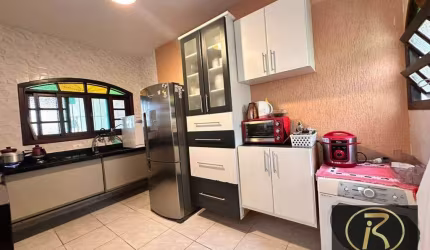 casa com 03 dormitórios, sala 3 ambientes, lavanderia, cozinha garagem para 4 carros, espaço para piscina. casa maravilhosa, perfeita!! (3,1Km ate a P