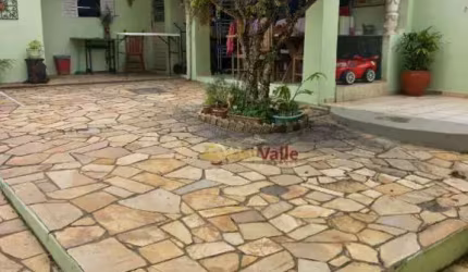 Casa com 3 dormitórios à venda, 198 m² por R$ 700.000,00 - Vila Jaboticabeira - Taubaté/SP