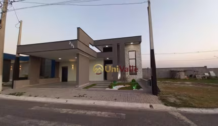 Oportunidade em condomínio, casa toda térrea com 03 suítes e acabamento de alta categoria.