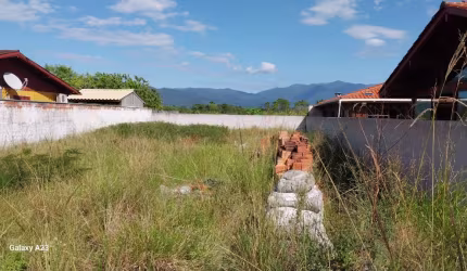 Òtimo terreno na Praia, todo murado.