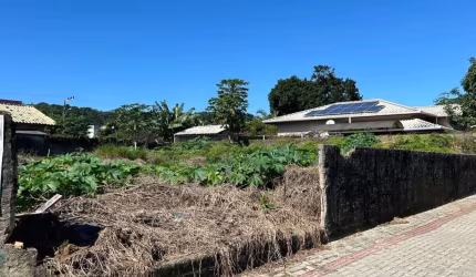 Terreno amplo à venda no Centro de Bombinhas