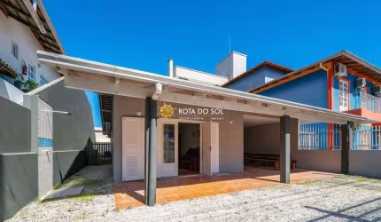 Casa de praia à venda a poucos metros da Praia de Bombas