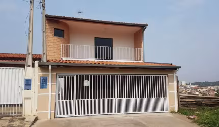 Casa a venda com amplo espaço