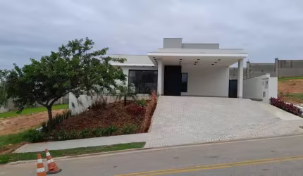 Elegância e Conforto: Residência Exclusiva no Condomínio Alphaville Nova Esplanada 3