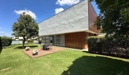Venha conhecer essa incrível casa com 4 quartos, 4 suítes e 347,00 m2 de área construída.