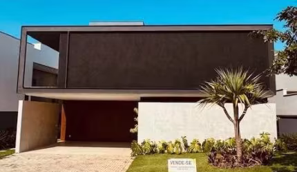 Sobrado de Alto Padrão à Venda no Alphaville Nova Esplanada 4 - 4 Suítes, Piscina e Energia Solar