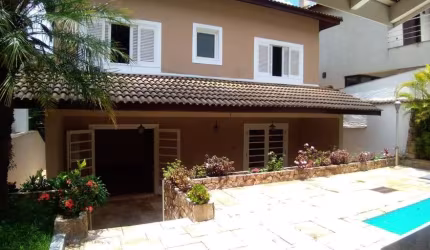 Casa Luxuosa em Alphaville 5 - Santana de Parnaíba/SP, Frente à Praça, Com 4 Quartos e Lazer Completo