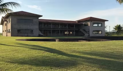 Fazenda comercial de alto padrão no Centro de SP: 28 quartos e 24.500 m² de área!