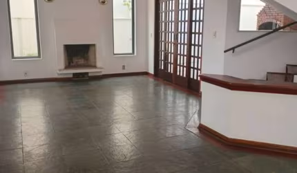 Espaçosa Casa à Venda em Alphaville 6 com 3 Suítes e Lazer Completo