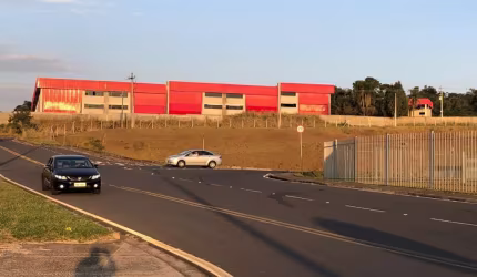 Galpão com área construída de 5.000 m² e terreno de 14.300 m² , todo murado.
