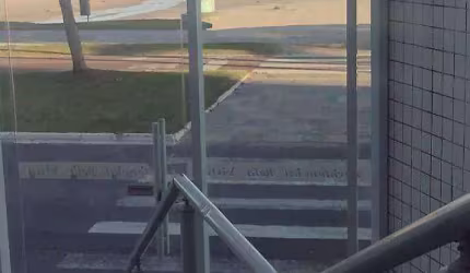 APTO 2 DORMITÓRIOS, 1 SUÍTE,  1 VAGA DE GARAGEM COBERTA, TOTALMENTE MOBILIADO -PÉ NA AREIA NO JARDIM REAL