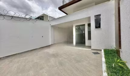 Casa em meio lote com 3 quartos sendo 01 com suite à venda, 106 m² por R$ 799.000 - Parque Copacabana - Belo Horizonte/MG