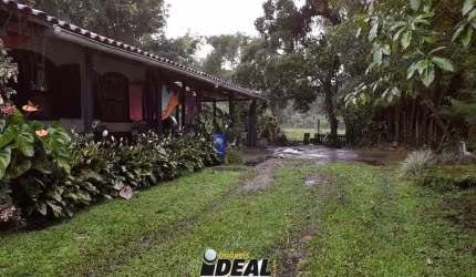Chácara Contendo 2 casas, Km 10