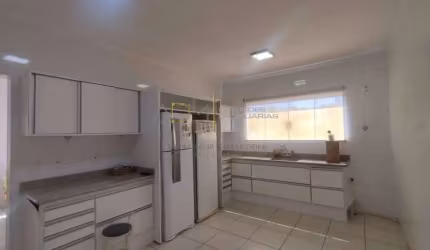 Casa á venda na vila Souza Santos, próximo ao centro de Botucatu-SP