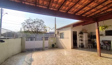 Casa á venda na Avenida do Itamarati em Botucatu-SP