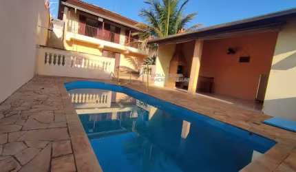 Casa à venda, com Piscina próximo ao Centro na Vila Maria em Botucatu-SP