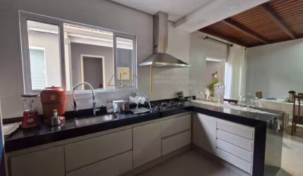 Casa à venda em uma excelente localização, no Centro da cidade -Botucatu-SP