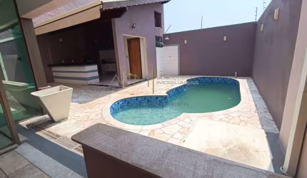 Casa belíssima com piscina, de frente para a ciclovia no Jardim Paraíso