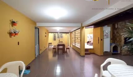 Casa com sobressolo na Avenida Camilo Mazzoni em Botucatu-SP