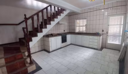 Sobrado com ponto comercial na Vila Nova em Botucatu-SP