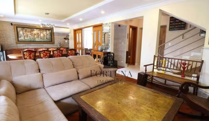 Casa estilo neoclássico com 4 níveis em condomínio fechado no melhor local do Planalto Paulista !! São 4 suítes com área construída de 376m²
