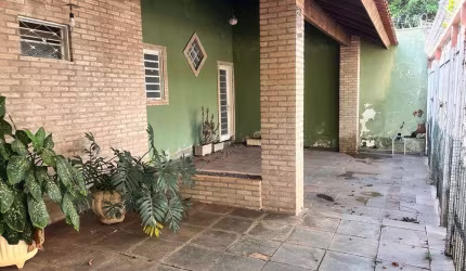 Casa com 3 Quartos e 2 banheiros à Venda