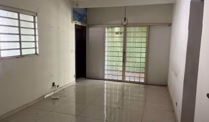 Casa com 3 Quartos e 2 banheiros à Venda