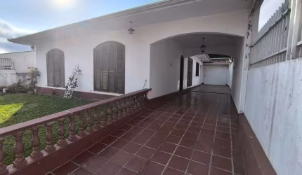 Casa Térrea  a poucos metros da Professor João Falarz
