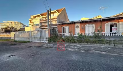 Imperdível oportunidade em Curitiba-PR: Casa de 04 quartos, 02 suítes, 1 sala, 02 banheiros e 2 vagas de garagem no Bigorrilho!