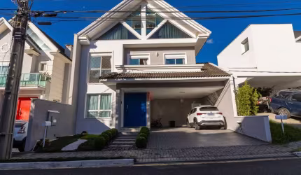 Linda Casa em Condomínio à Venda em Curitiba-PR - Orleans  4 Quartos, 3 Suítes, 4 Salas, 5 Banheiros, 4 Vagas, 350,21m².