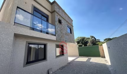 Sobrado à venda em Santa Felicidade, Curitiba-PR: 3 quartos, 1 suíte, 2 salas, 2 banheiros, 2 vagas de garagem, 145m².