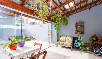 Oportunidade incrível: Sobrado à venda em Curitiba-PR, bairro Orleans, 3 quartos, 1 suíte, 3 salas, 2 banheiros, 2 vagas, 170m².
