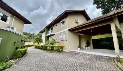 Imperdível: Casa à venda em Curitiba-PR, Pilarzinho, 3 quartos, 1 suíte, 3 salas, 4 banheiros, 4 vagas de garagem, 160 m².