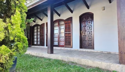 Imperdível oportunidade: Casa à venda em Curitiba-PR, São Braz! 3 quartos, 2 salas, 2 banheiros, 3 vagas de garagem. 173,90 m².