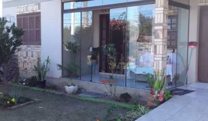 C774 - Residência localizada em Avenida principal de Imbé