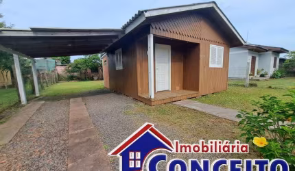 C778 - Linda residência de madeira localizada no balneário Mariluz Norte