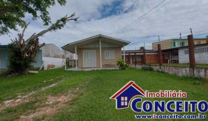 C411 - Residência de madeira com 3 dormitórios no balneário Mariluz
