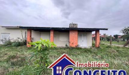 C34 - Residência de esquina localizada próxima ao mar em Santa Terezinha