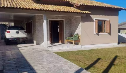 C16 - Linda residência com 03 dormitórios localizada a 250 metros do mar