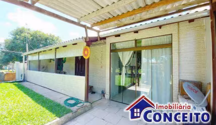 C421 - Excelente residência composta de 03 dormitórios em Albatroz