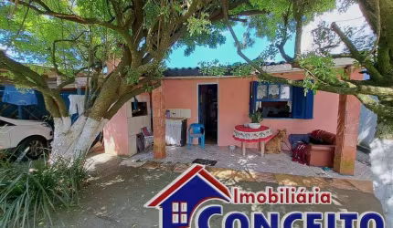 C61 - Residência composta de 03 dormitórios localizada a 350m do mar