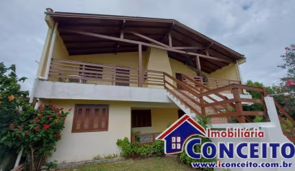 C146 - Excelente sobrado composto de 02 apartamentos a 400 metros do mar