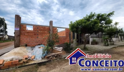 C252 - Residência de esquina localizada no balneário Albatroz