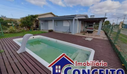 C156 - Excelente imóvel com piscina a 250 metros do mar em Mariluz