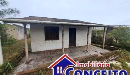 C77 - Residência localizada em região de moradores em Mariluz