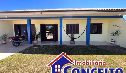C97 - Excelente residência composta de 03 dormitórios em ótima localização